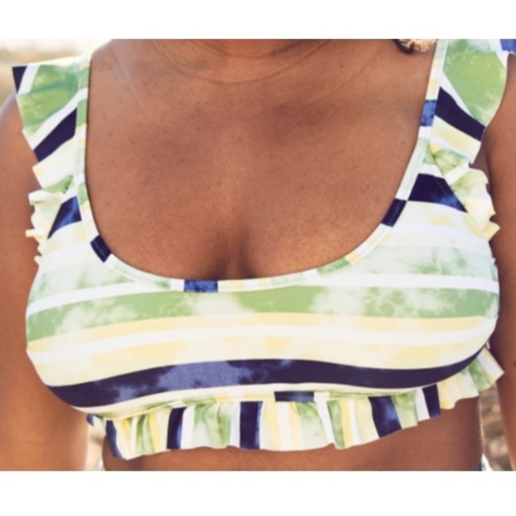 Aerie scoop
Ruffle bikini top small - Picture 1 of 5
